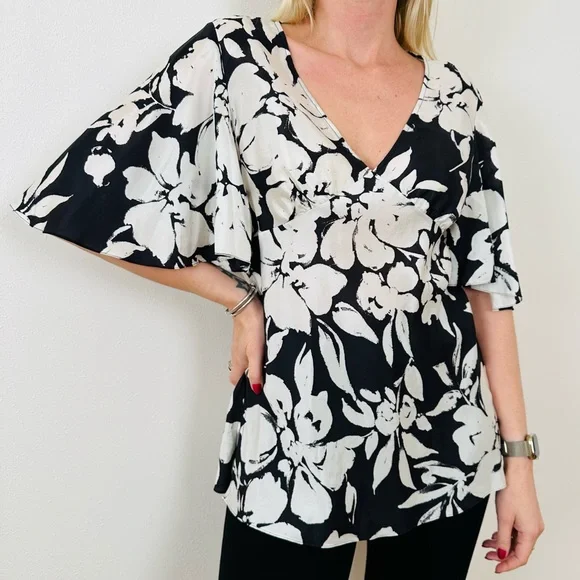 Lauren Ralph Lauren 100% silk white black floral print V-neck blouse top - Picture 2 of 7